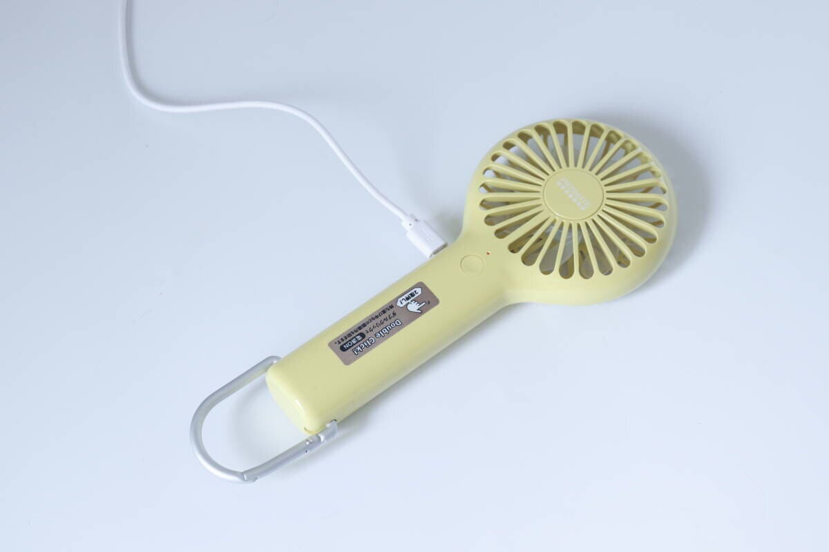 ダイソー　充電式スリムハンディファン