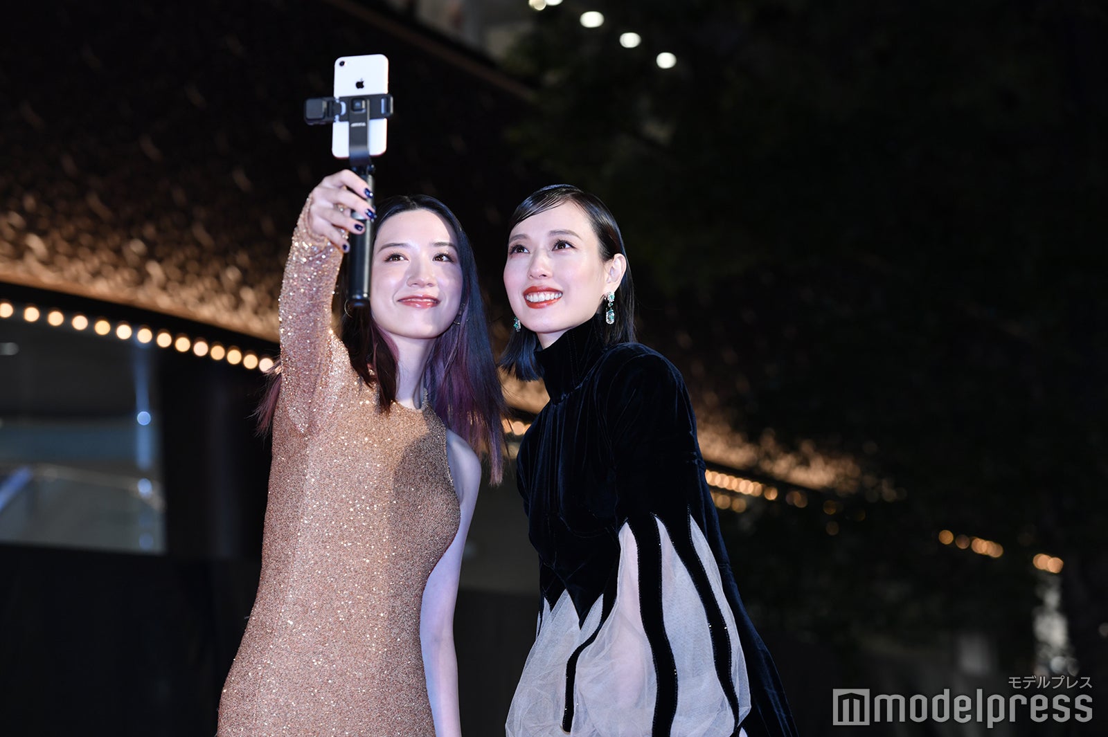 戸田恵梨香＆永野芽郁、ボディライン際立つSEXYドレスで魅了