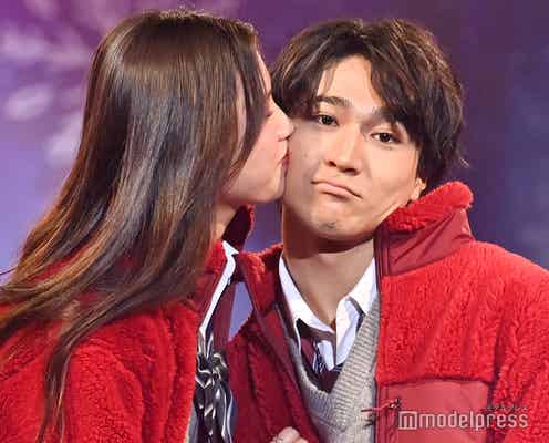 「今日好き」“あつこは”カップル、ランウェイでキス お揃い制服コーデ<TGC teen 2021 Winter>