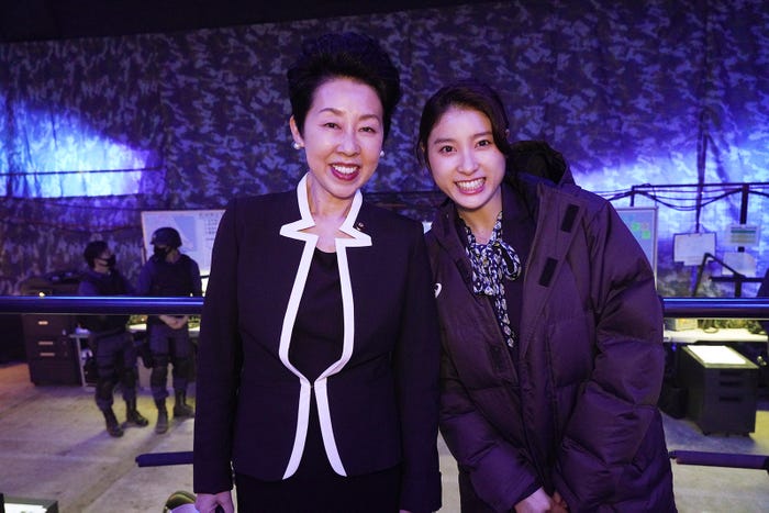 ふせえり、土屋太鳳 (C)2022「大怪獣のあとしまつ」製作委員会