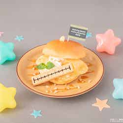 七海建人 × ポムポムプリン カラメルプリンバーガー税込1,390円(C)芥見下々/集英社・呪術廻戦製作委員会 (C)2025 SANRIO CO., LTD. APPROVAL NO. L660907