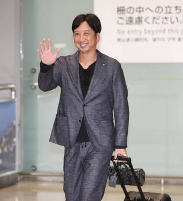 阪神 選手らがV旅行から帰国 約50人のファンが空港ゲートで出迎え 藤川監督は笑顔でファンに対応
