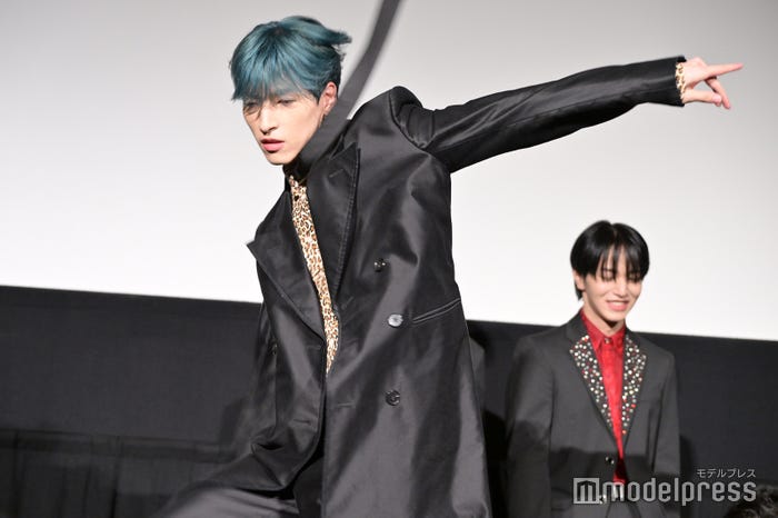 尻相撲優勝で歓喜の舞を踊る金城碧海(C)モデルプレス