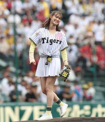 トラウデン直美が背番号「703（なおみ）」で始球式 名前にちなんで「虎」の文字も 2年連続登板は代々木公園で練習もノーバン投球ならずで「悔しい」