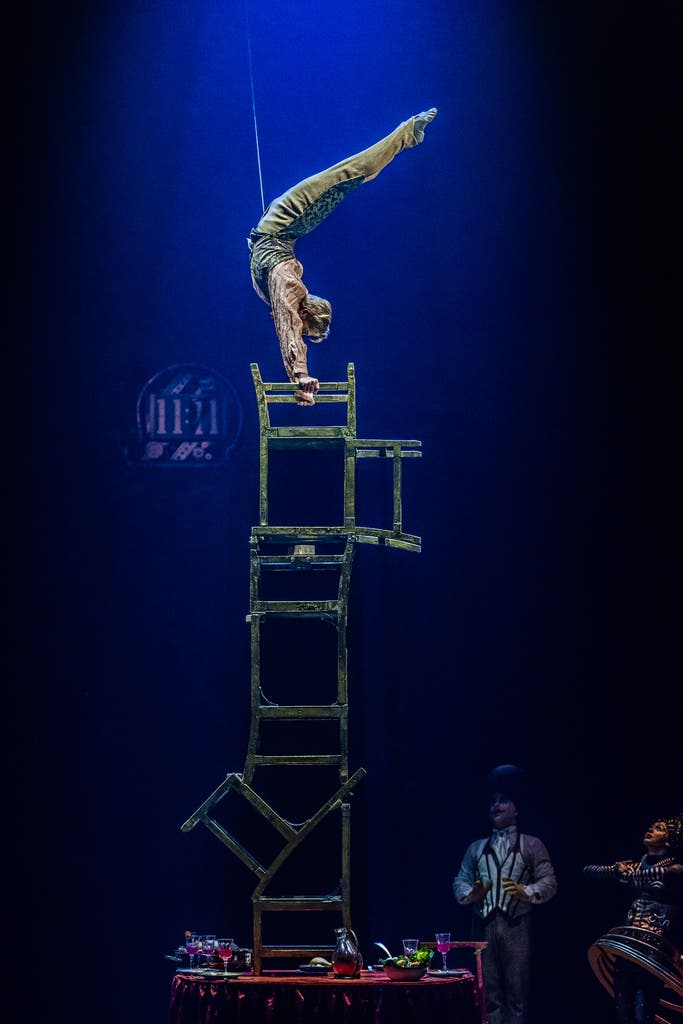 演目「バランシング・オン・チェア」