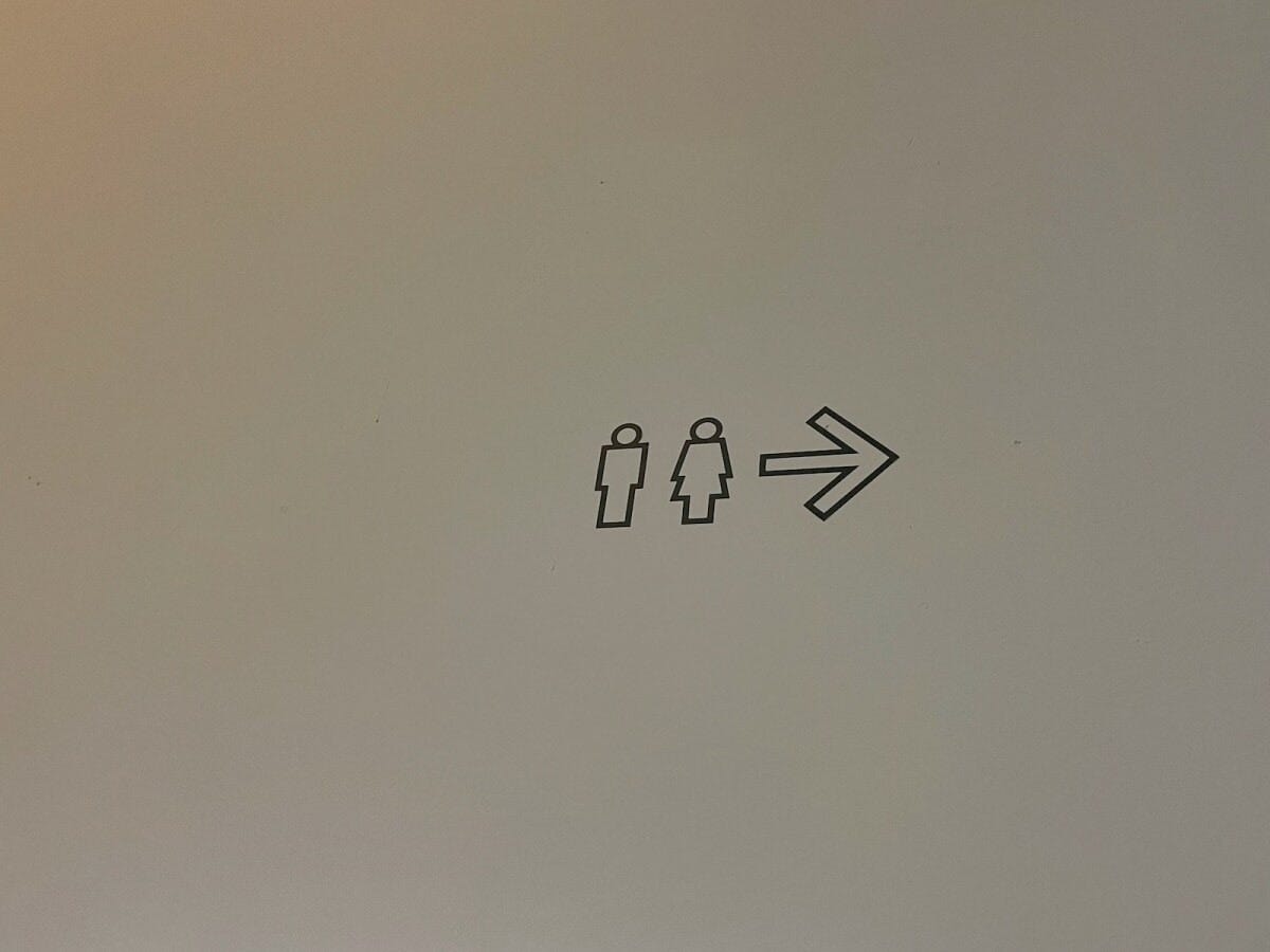 男女のピクトグラムで構成される一般的なトイレのサイン