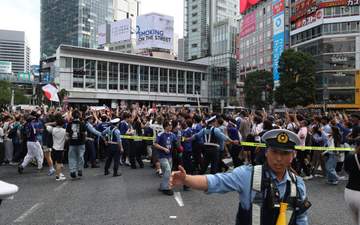 W杯 渋谷騒乱、DJポリス絶叫「物投げるのはやめなさい！」「ドライバーが迷惑してます」「水を撒いてる方、やめなさい！」