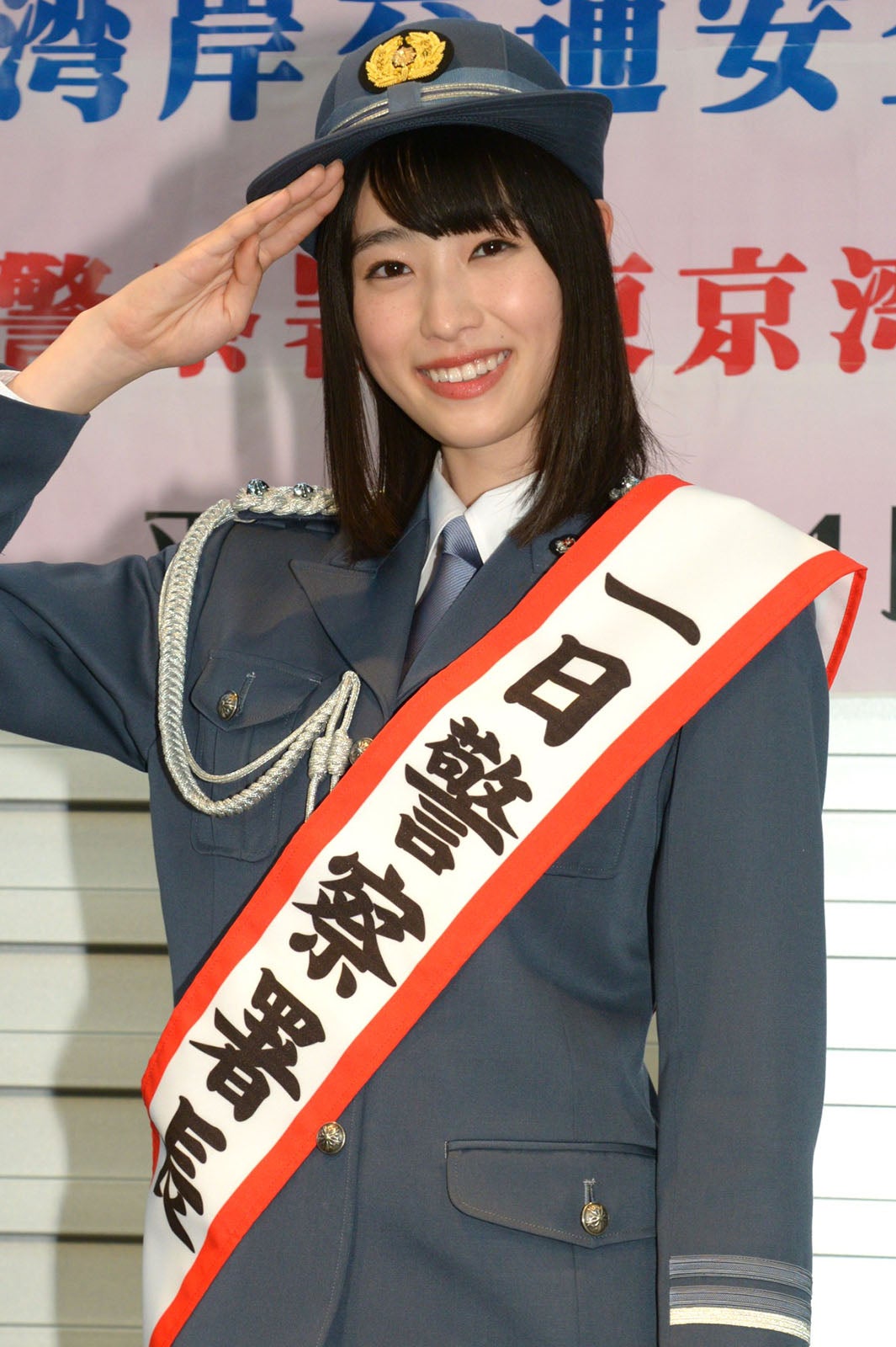 高橋ひかる「背すじがのびる思い」制服で美脚披露