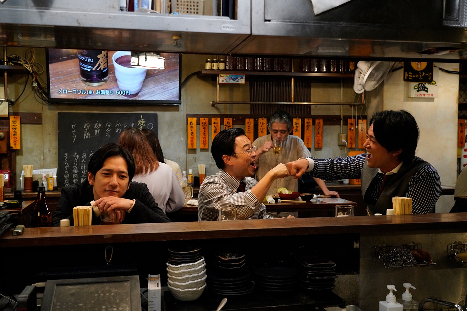 二宮和也、浜野謙太、桐谷健太（C）2023「アナログ」製作委員会（C）T.N GON Co., Ltd.