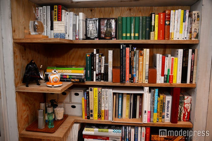 洋書がびっしりの本棚にも、ところどころに『スター・ウォーズ』の本が…(C)モデルプレス
