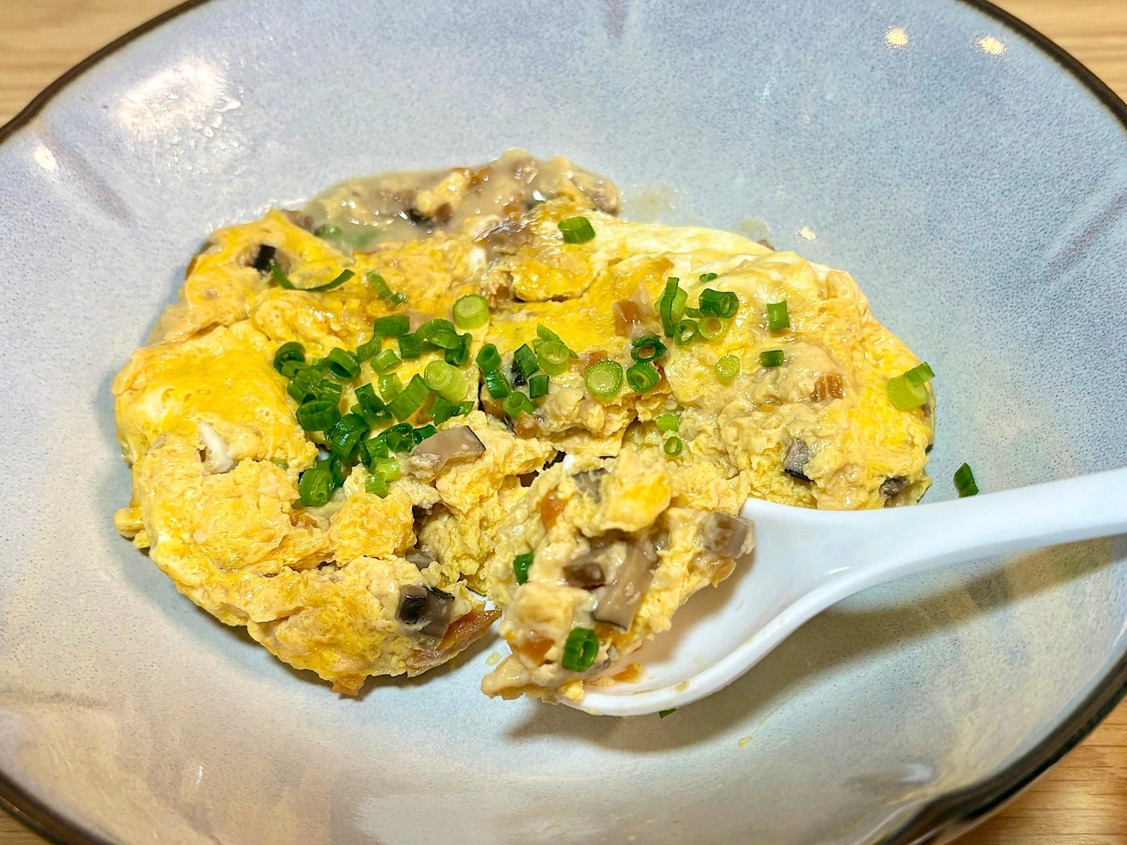 椎茸や人参がたっぷりと入っていて満足度抜群。小ネギを添えると、一気に華やかになります