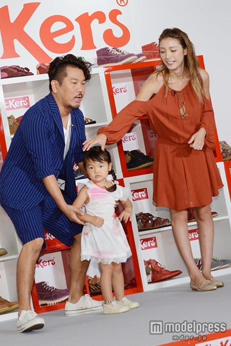 (左から)藤本敏史、莉々菜ちゃん、木下優樹菜/2015年6月撮影(C)モデルプレス