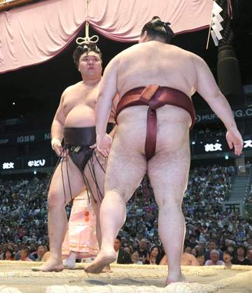 綱とりの大関霧島が7勝目 大関復帰狙う安青錦も1敗キープも左足負傷か 1敗首位は4人 横綱大の里が復調気配の4連勝