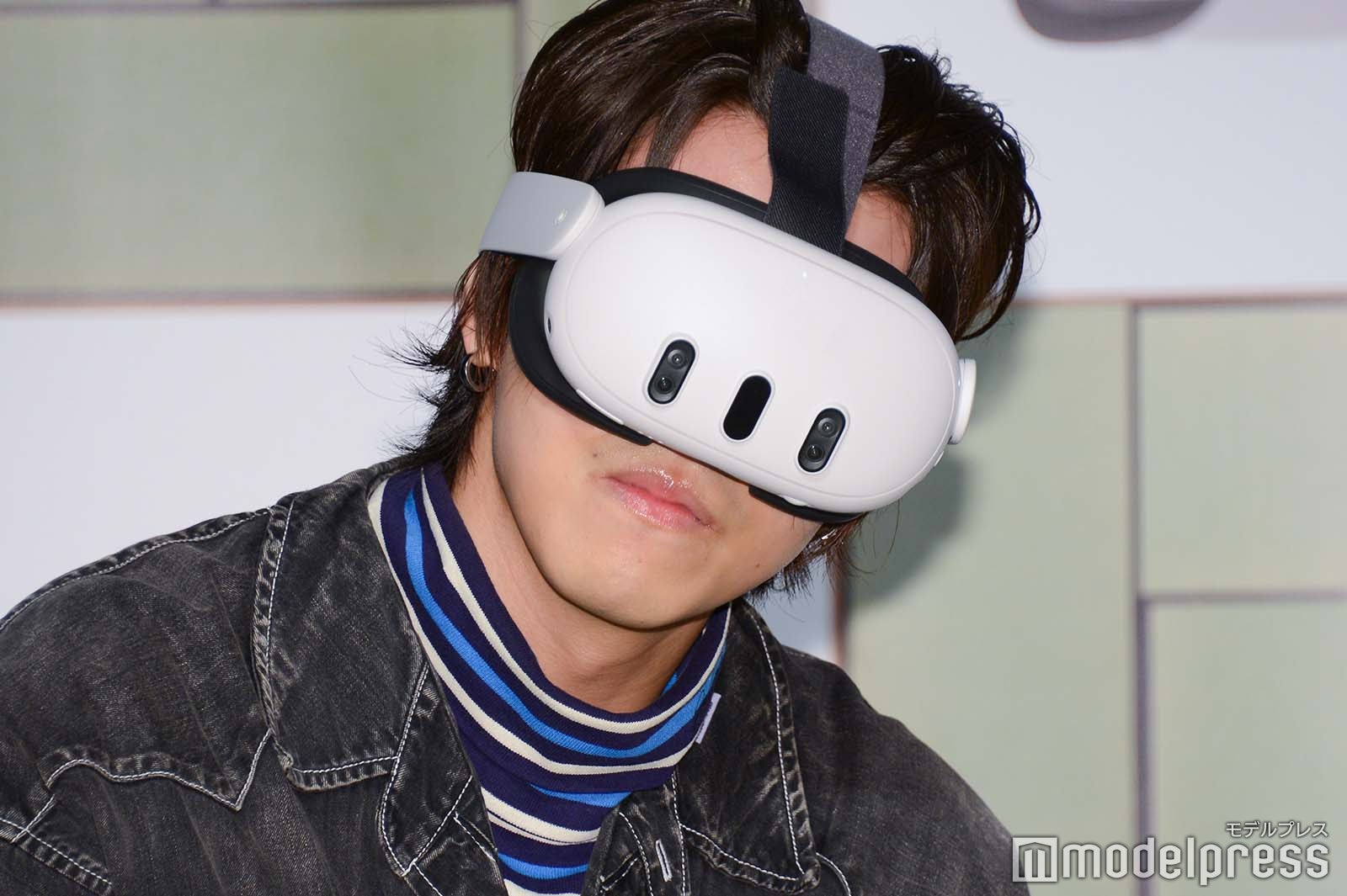 VR体験をするタカシ（C）モデルプレス