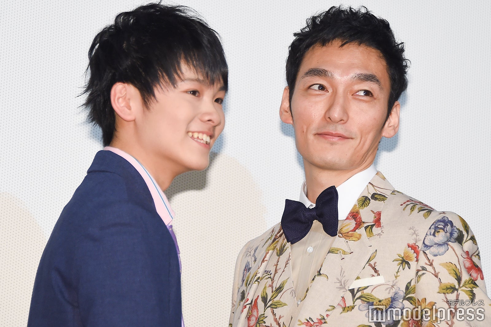 山崎光との自撮りを終えクールに振り返る草なぎ剛 （C）モデルプレス