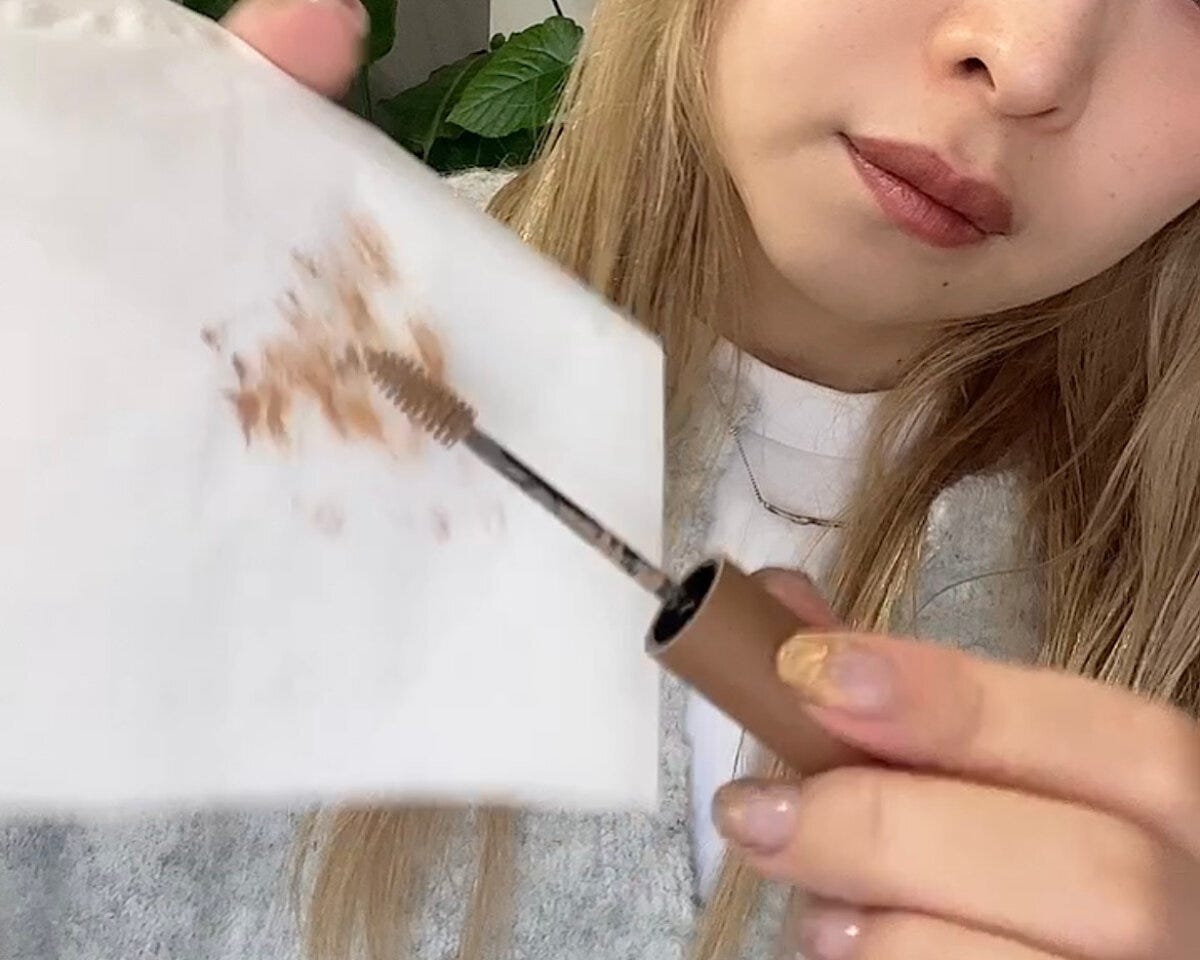 眉マスカラのブラシをしっかりティッシュオフ