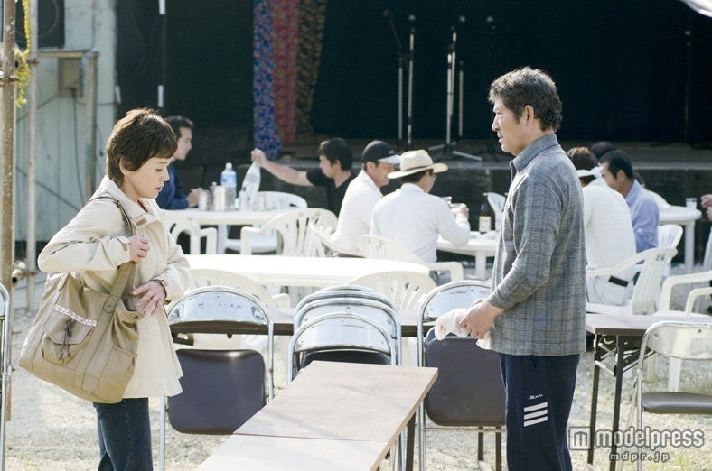 大竹しのぶ、小林薫／場面カット（C）2012「旅立ちの島唄～十五の春～」製作委員会