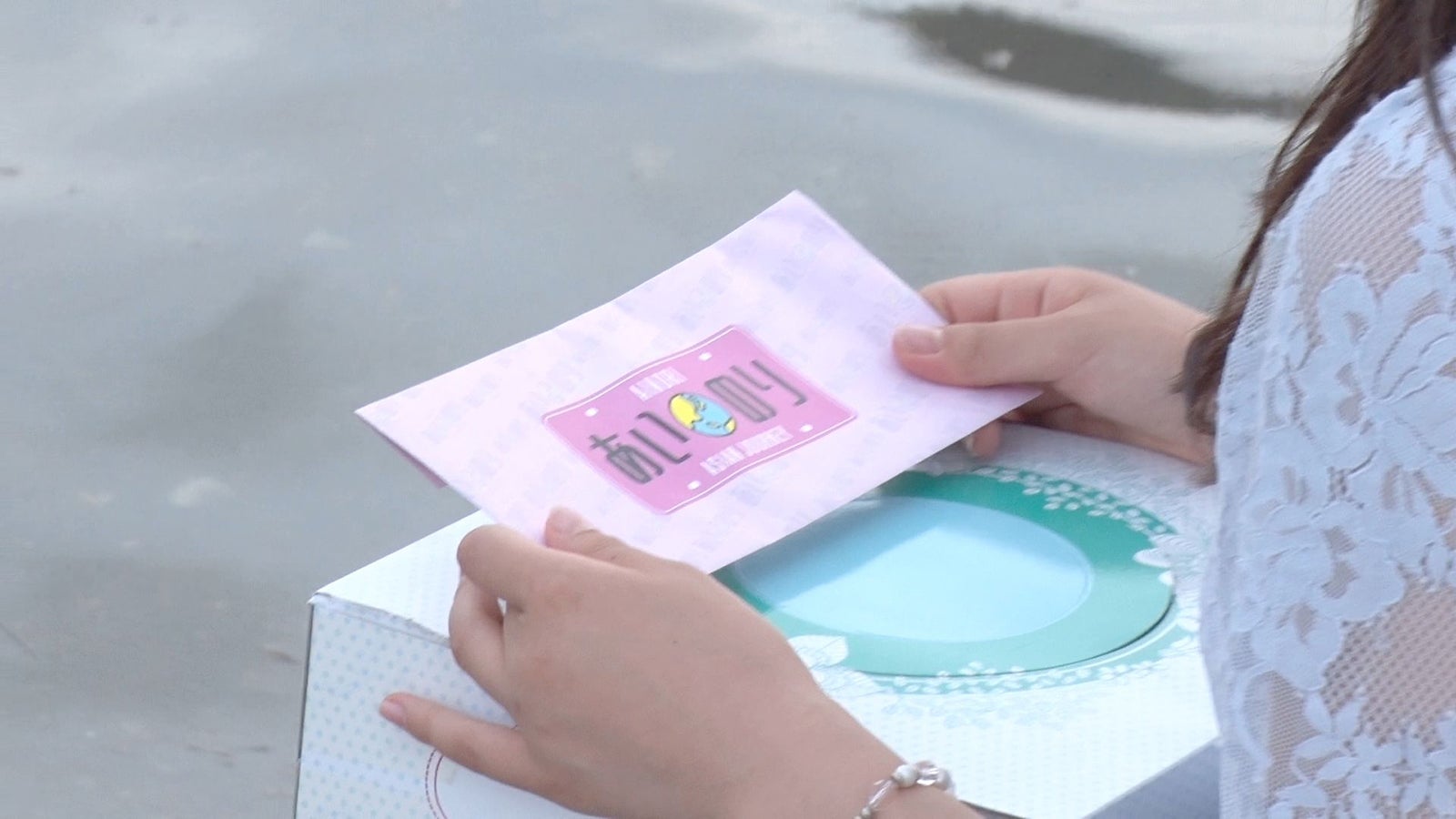 日本行きのチケット／「あいのり：Asian Journey」第4話より（C）フジテレビ