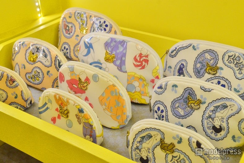 個性的な柄のポーチが人気