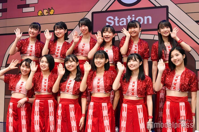 「ビヨーンして」という報道陣のリクエストに応えるBEYOOOOONDS(C)モデルプレス