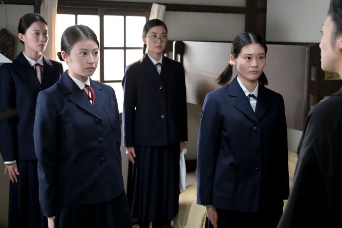 志田彩良、今田美桜、瀧内公美ら「あんぱん」第35話(C)NHK