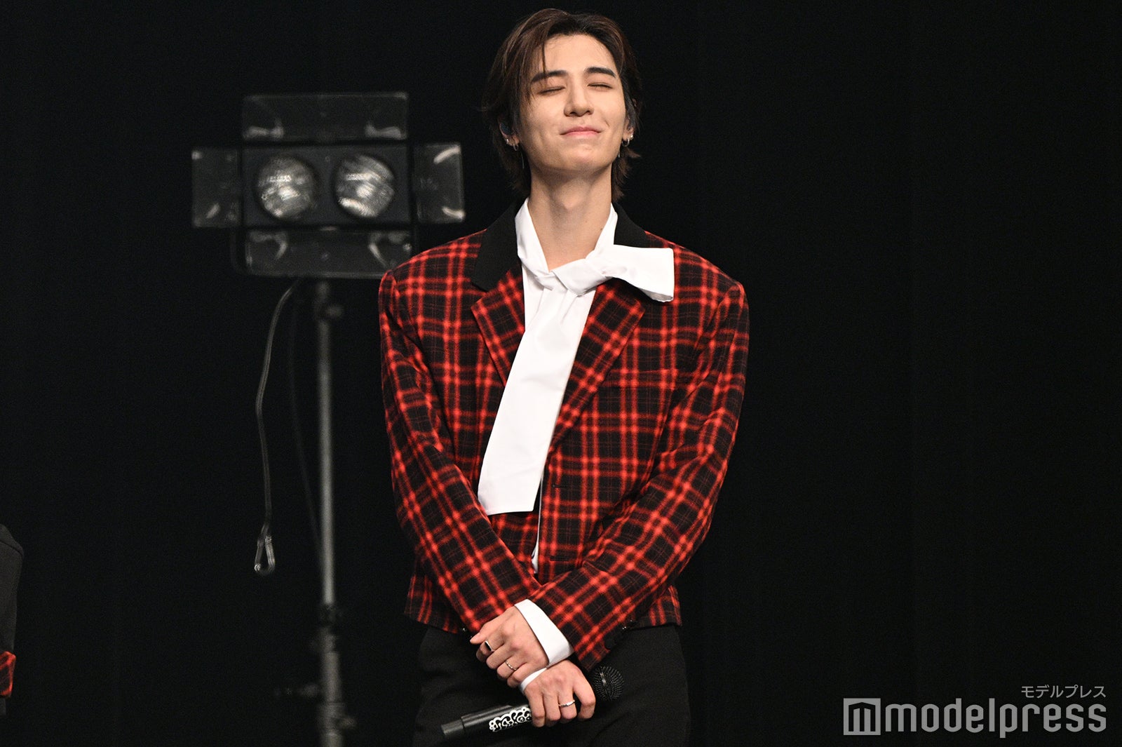 目を閉じて微笑むLEEHAN（イハン）（C）モデルプレス