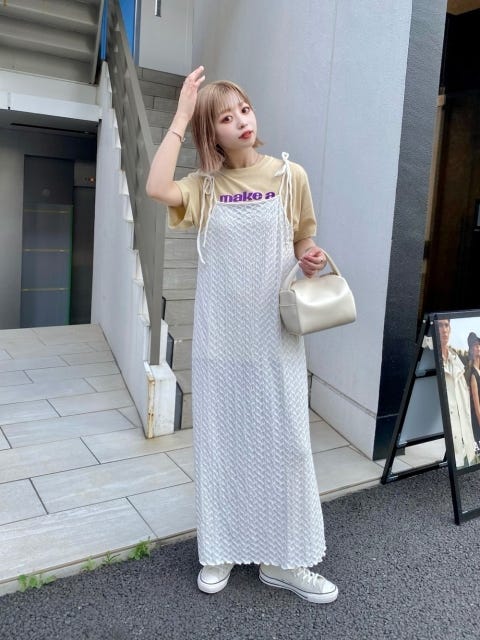 レディース Tシャツ 夏 コーディネート レディース コーディネート コーデ 着こなし おすすめ オススメ トレンド コツ おしゃれ お洒落 オシャレ 2022 夏 Tシャツ トップス キャミソールワンピース キャミワンピ スニーカー