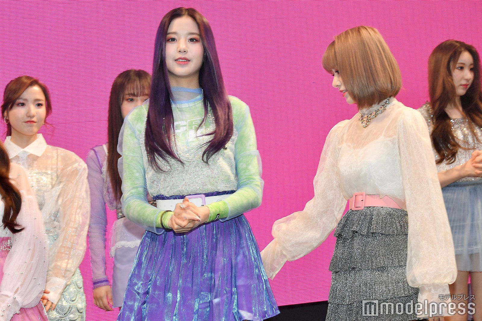 メンバーに立ち位置を教える宮脇咲良（右） （C）モデルプレス