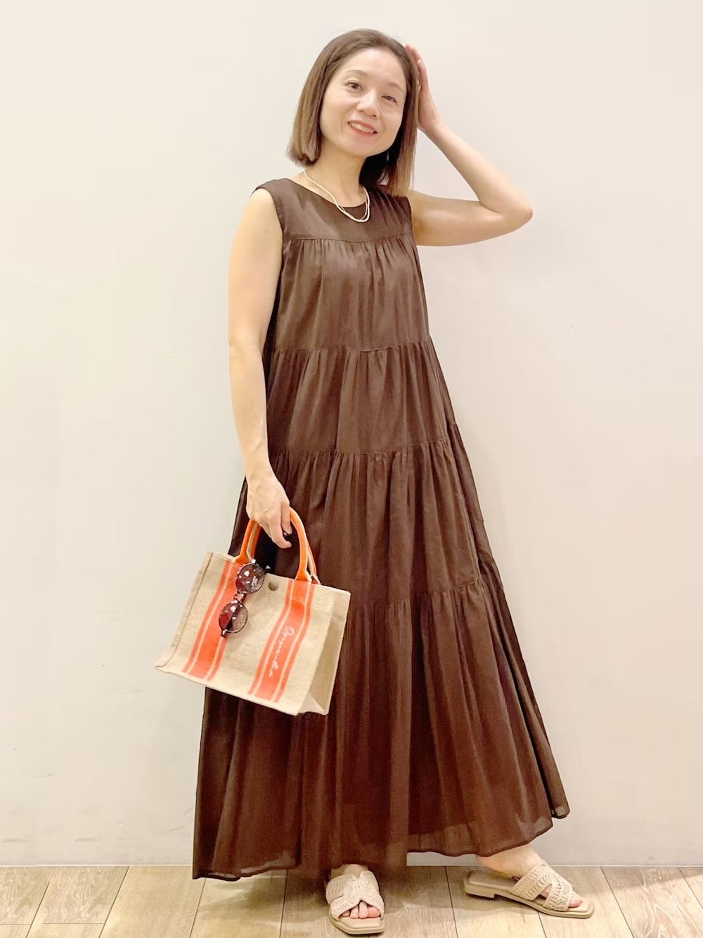 【OKコーデ】ノースリーブの場合、アームホールが大きく開き過ぎていないものを選んで 出典:WEAR