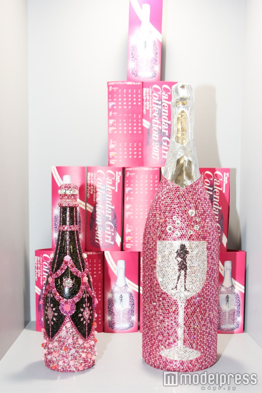 豪華にデコレーションされたシャンパンボトル（C）モデルプレス