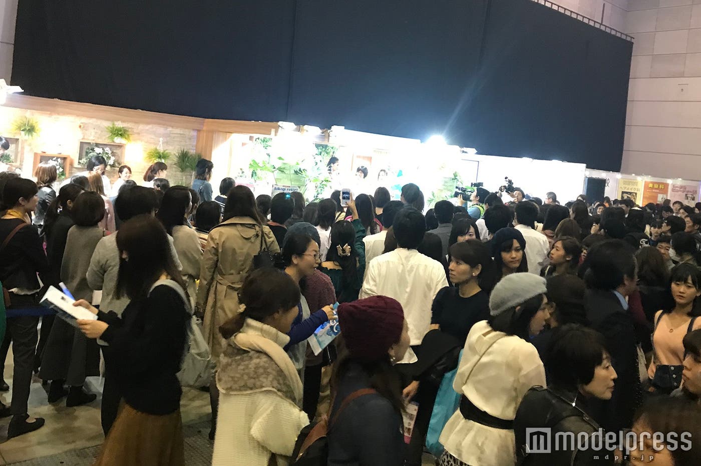 ブースには大勢の女性たちが詰めかける(C)モデルプレス