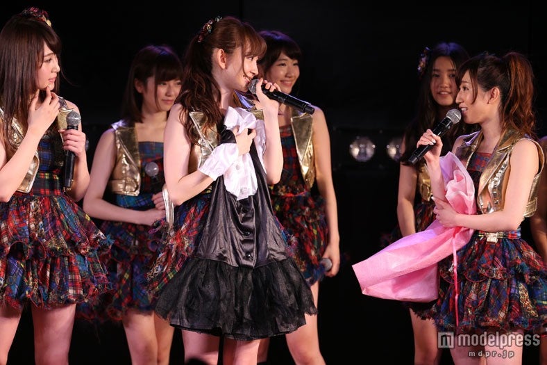 小嶋陽菜（中央）（C）AKS