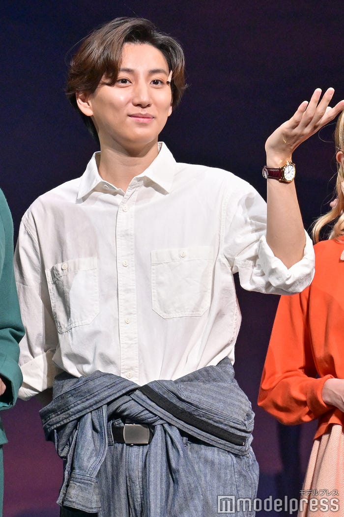 カメラにポージングを披露する京本大我(C)モデルプレス