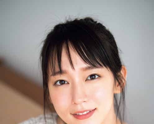 吉岡里帆、デコルテチラ見せ 美肌輝く