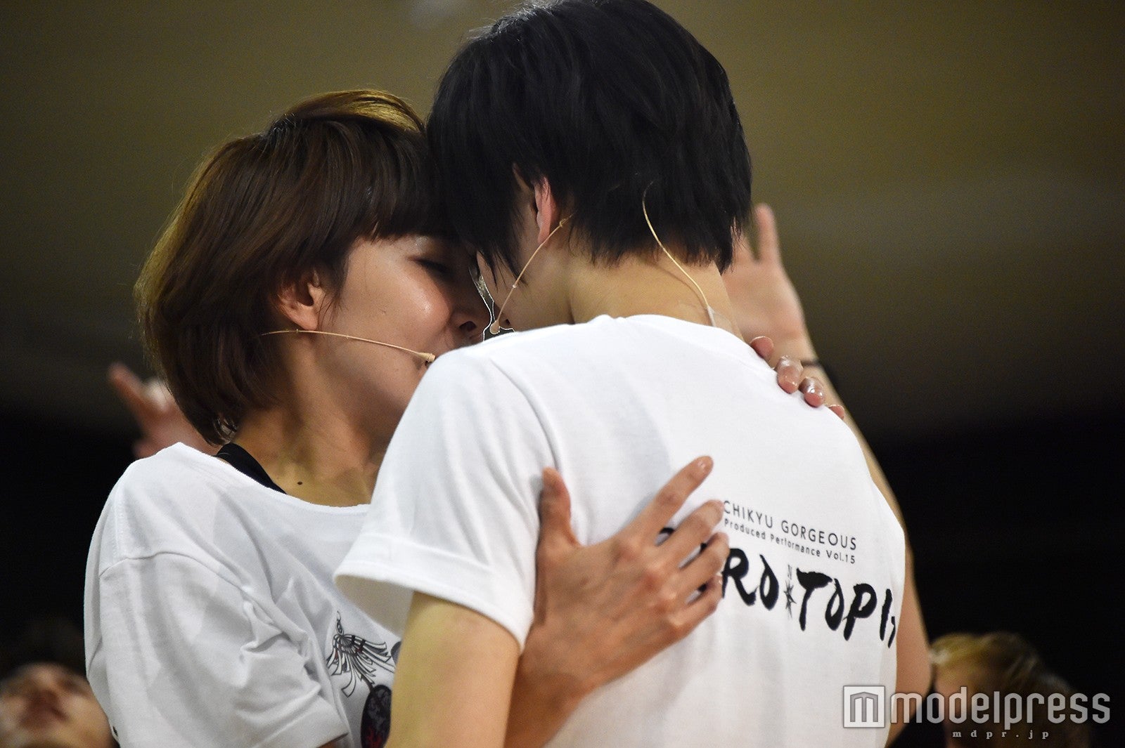 抱きしめ合い、愛のナンバーを歌う柚希礼音、水田航生（C）モデルプレス