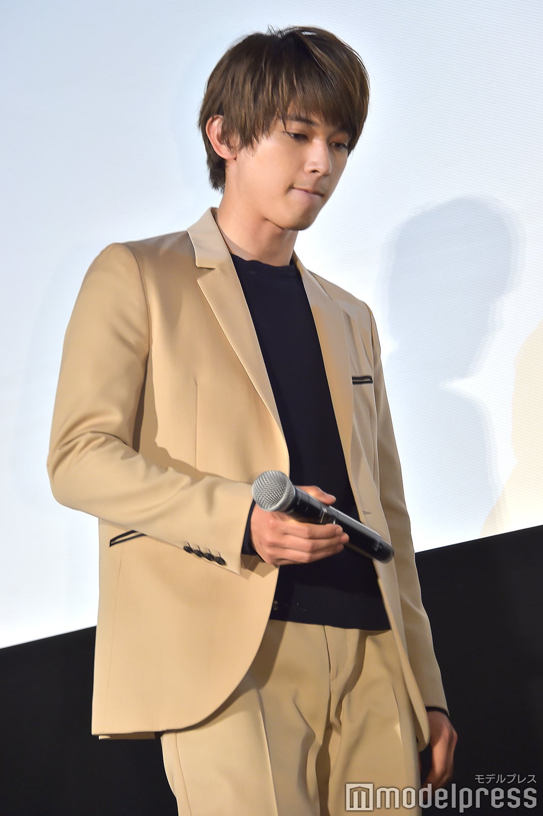 マイクを回しながら登場（C）モデルプレス
