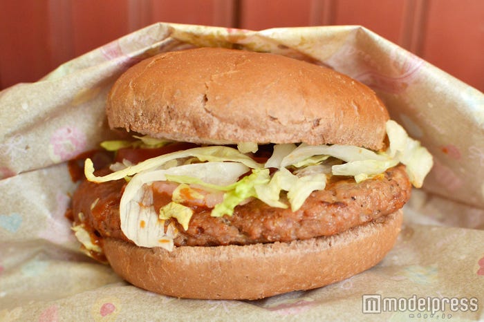 ココアブレッドハンバーガー(クランベリークリームチーズ入り)/(C)モデルプレス