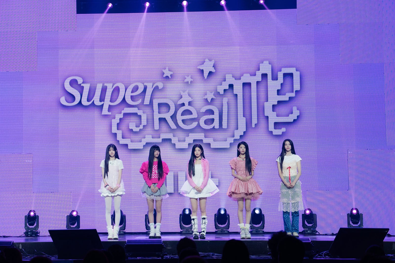 ILLIT／（左から）MINJU、IROHA、WONHEE、MOKA、YUNAH（P）＆（C）BELIFT LAB Inc.