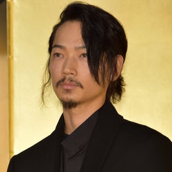 綾野剛、キャバクラ来店に乗り気?「俺も行くわ」 共演者から嫉妬の声