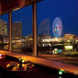 「横浜桜木町ワシントンホテル」内5階のDINING&BAR「ベイサイド」カウンター席からのみなとみらいの夜景 /画像提供:横浜桜木町ワシントンホテル