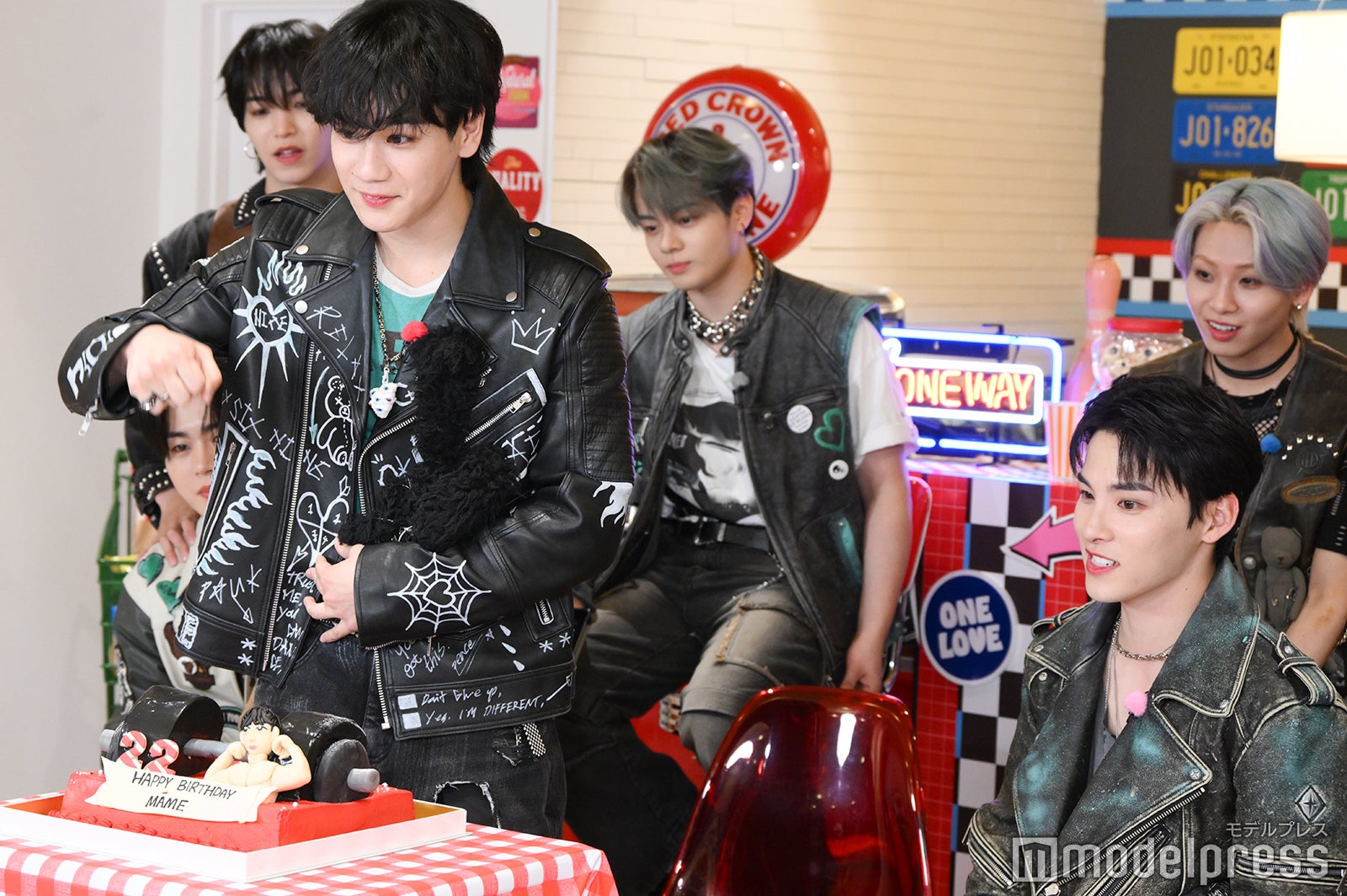 ダンベルを模したケーキで祝われる豆原一成（C）モデルプレス