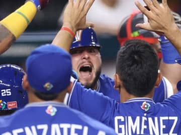 WBC決勝 アブレイユがバックスクリーンへ価値あるソロ！日本戦逆転弾の男が決勝でも一発 ベンチから選手飛びだしお祭り騒ぎ