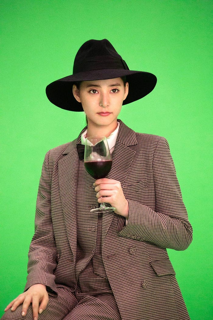 男装姿を披露した新木優子(C)フジテレビ