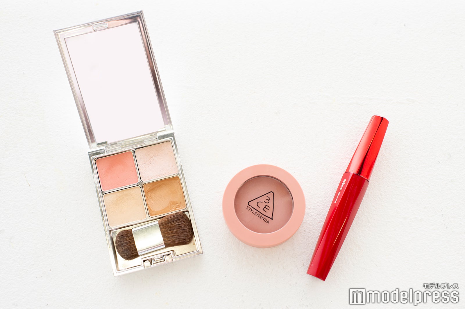 （左から）イプサデザイニングフェイスカラーパレット、3CEムードレシピフェイスブラッシュ、デジャヴュファイバーウィッグウルトラロングF （C）モデルプレス