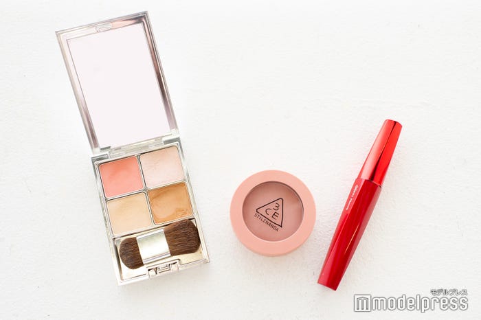 (左から)イプサデザイニングフェイスカラーパレット、3CEムードレシピフェイスブラッシュ、デジャヴュファイバーウィッグウルトラロングF (C)モデルプレス