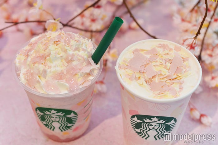 (左から)さくら ストロベリー ピンク もち フラペチーノ、さくら ストロベリー ピンク ミルク ラテ (C)モデルプレス