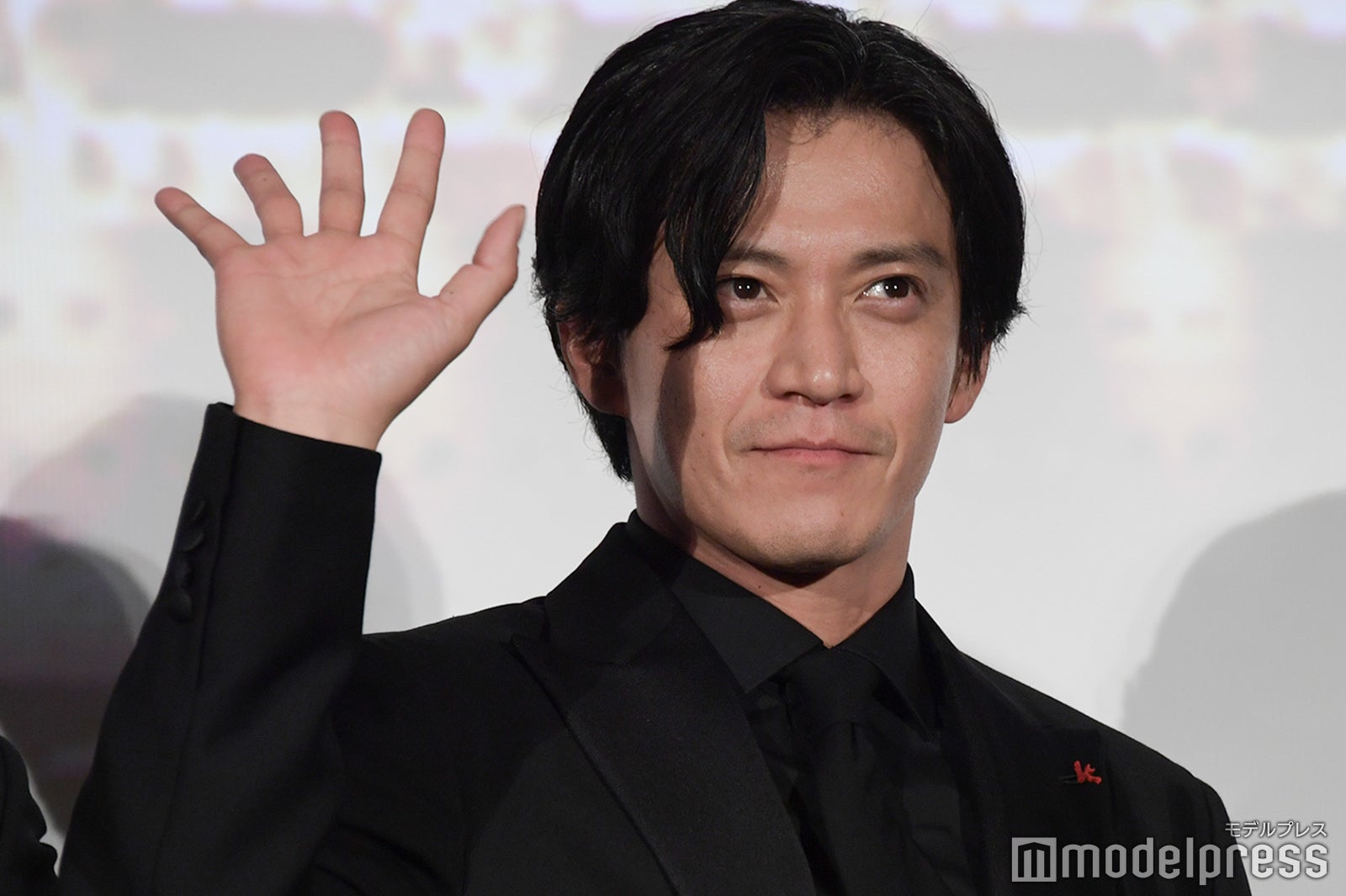 “ギラギラ”と手を振る小栗旬（C）モデルプレス