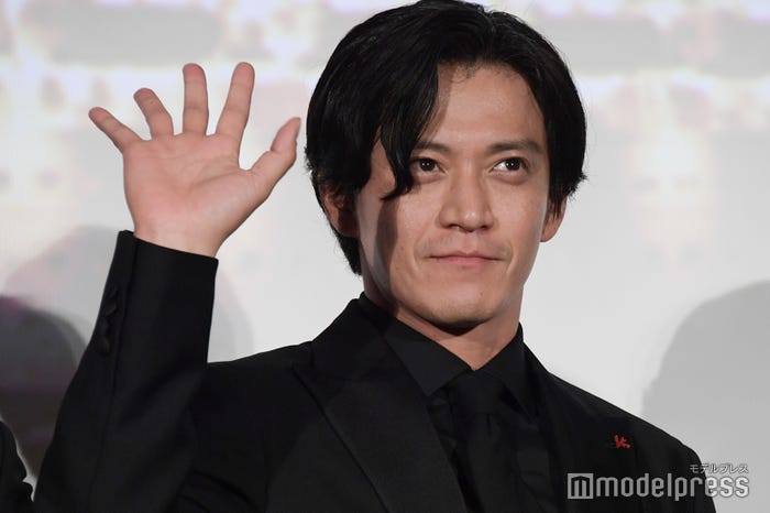 “ギラギラ”と手を振る小栗旬(C)モデルプレス
