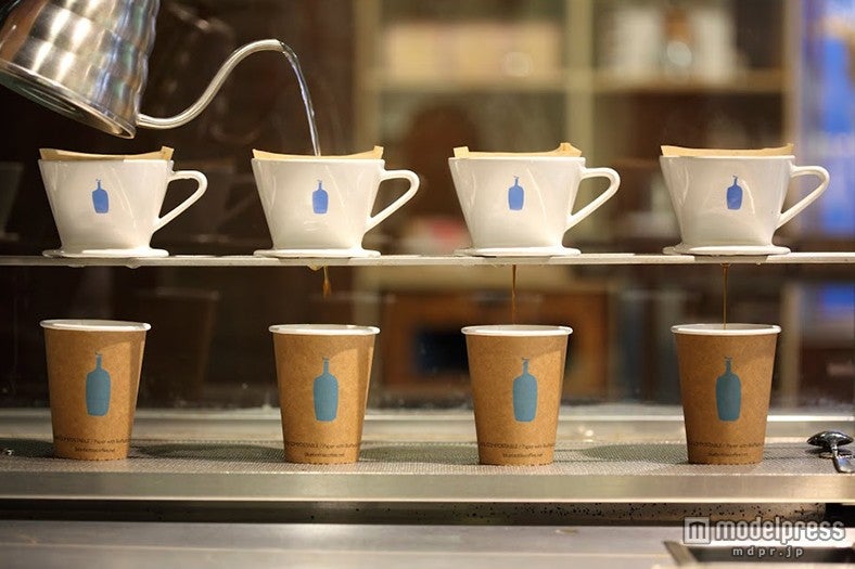 コーヒー豆から一杯ずつ丁寧に淹れるフレッシュなコーヒー／画像提供：Blue Bottle Coffee Japan