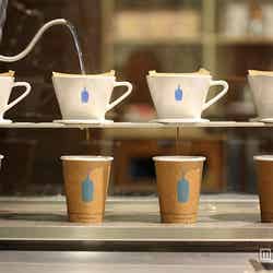 コーヒー豆から一杯ずつ丁寧に淹れるフレッシュなコーヒー／画像提供：Blue Bottle Coffee Japan